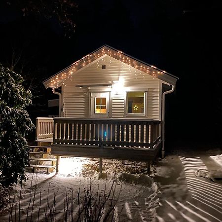 Stuga I Naturskoent Omrade Pa Vaestra Tjoern Saby Kültér fotó