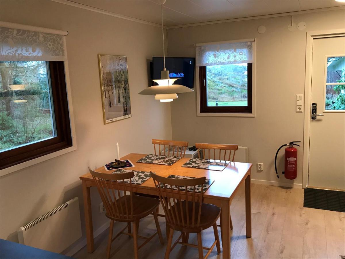 Stuga I Naturskoent Omrade Pa Vaestra Tjoern Saby Kültér fotó