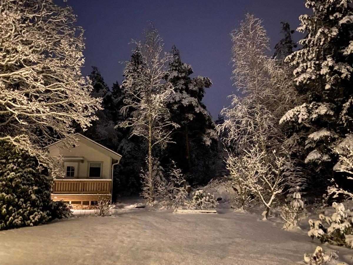 Stuga I Naturskoent Omrade Pa Vaestra Tjoern Saby Kültér fotó