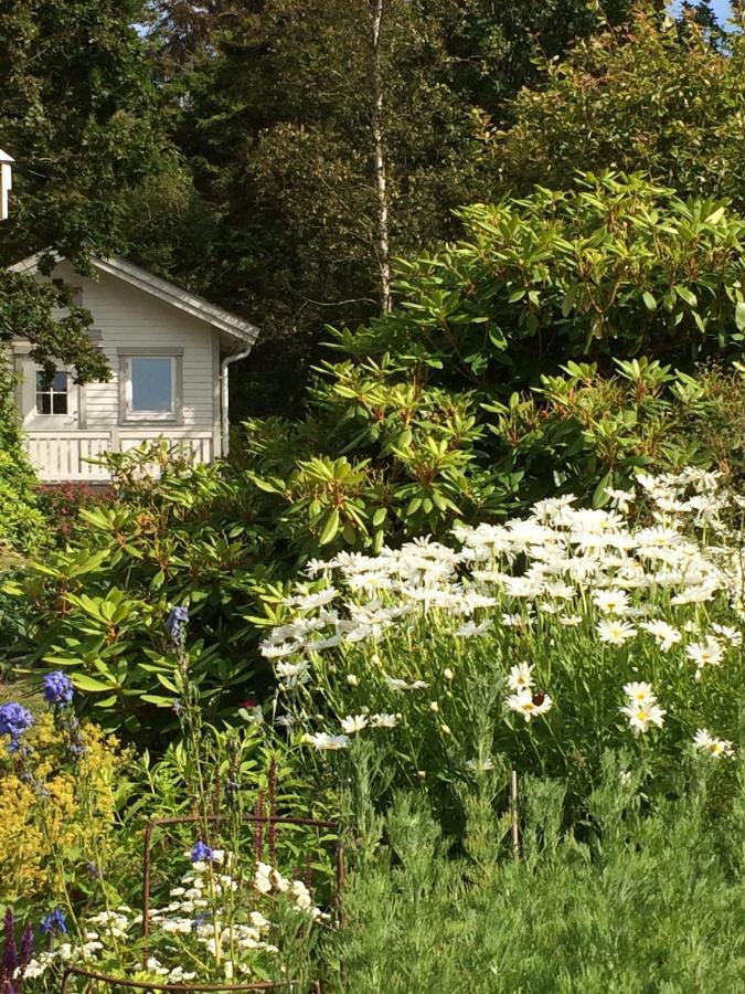 Stuga I Naturskoent Omrade Pa Vaestra Tjoern Saby Kültér fotó