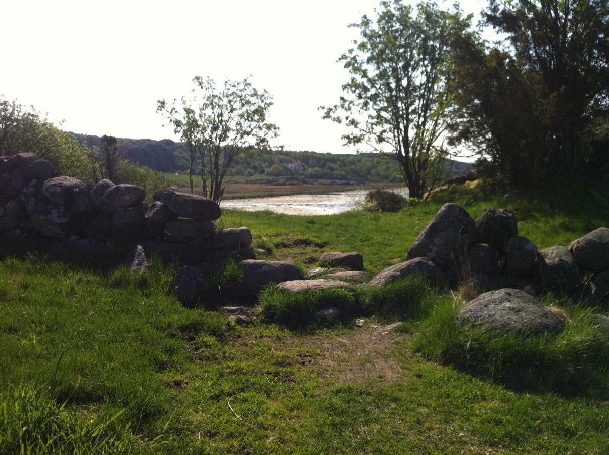 Stuga I Naturskoent Omrade Pa Vaestra Tjoern Saby Kültér fotó