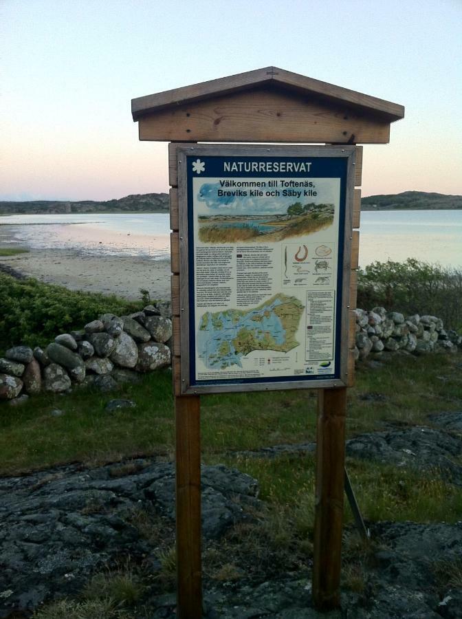 Stuga I Naturskoent Omrade Pa Vaestra Tjoern Saby Kültér fotó
